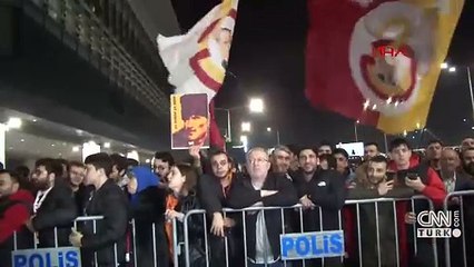 Galatasaray ve Fenerbahçe yurda döndü! İki takım taraftarı tezahüratla karşıladı