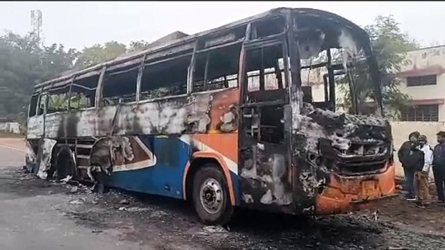 दिल्ली से मेहंदीपुर बालाजी जा रही श्रद्धालुओं से भरी बस में लगी आग, देखें वीडियो