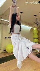 The real Xiaolongnü exists and she's sleeping on a rope!  小龙女吊床睡觉现实是存在的！