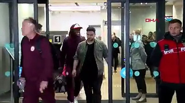 Galatasaray ve Fenerbahçe kafilesi İstanbul'a döndü: Taraftarlardan coşkulu karşılama...