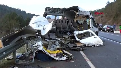 Yem kamyonu yolcu minibüsüne çarptı; 1 ölü 4 yaralı