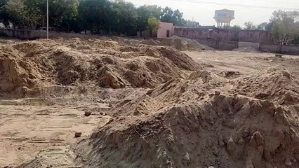 सरकारी जमीन को अड्डा बनाकर स्टॉक की 580 टन बजरी, कार्रवाई में जब्त