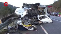 Bolu'da feci kaza... Kamyon yolcu minibüsüne çarptı: 1 ölü, 4 yaralı