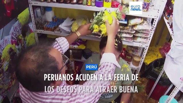 Los peruanos acuden a la Feria de los Deseos para atraer buena suerte en 2024