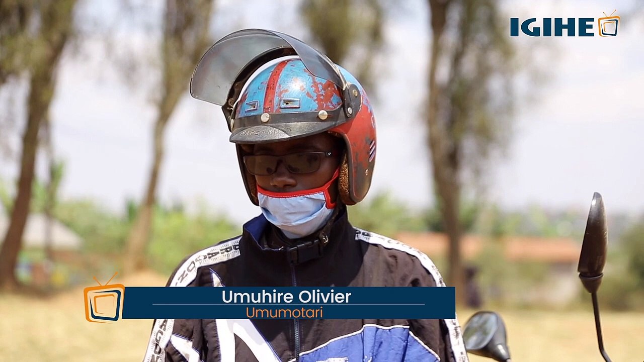 Uko Umuhire Olivier usanzwe ari ‘Préfet des études’ yeguye moto akiyemeza gutwara abagenzi