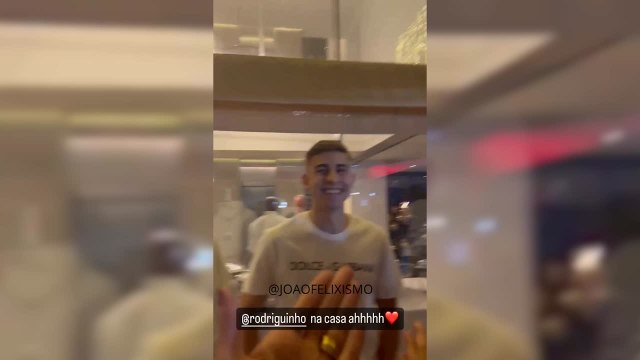João Félix, Fermín y Raphinha, cachimba en mano, de fiesta