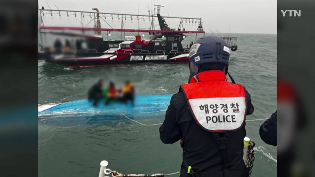 군산 앞바다 어선 전복...승선원 4명 모두 구조 / YTN