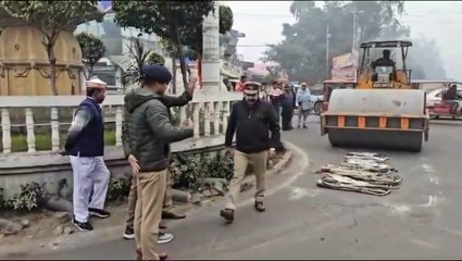 बुलडोजर के बाद पुलिस का रोड रोलर एक्‍शन, 32 सेकंड का वीडियो वायरल