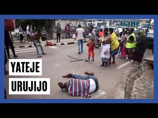 Amayobera ku mugabo waryamye muri kaburimbo akabyuka ashaka kwijugunya mu modoka