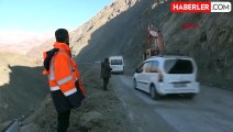 Hakkari-Van Kara Yolu Heyelan Sonrası Ulaşıma Açıldı
