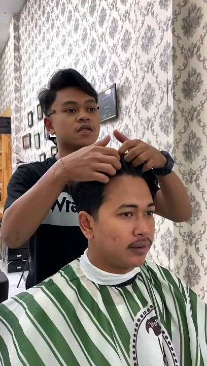 Comma hairstyle