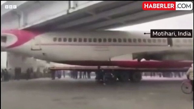 Hindistan'da hurdaya çıkan yolcu uçağının gövdesini taşıyan kamyon köprünün altına sıkıştı