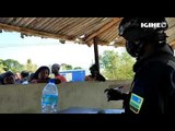 Rwandan Police man providing food supplies to Mozambicans