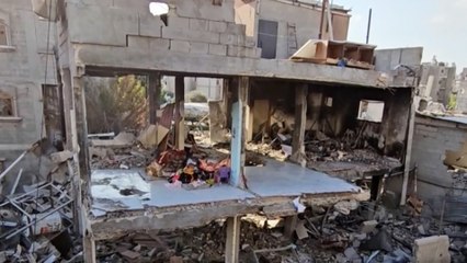 رغم الدمار.. أسر فلسطينية تعود إلى منازلها بعد انسحاب قوات الاحتلال