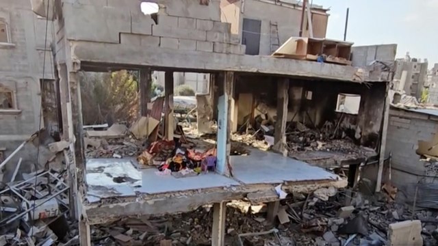 رغم الدمار.. أسر فلسطينية تعود إلى منازلها بعد انسحاب قوات الاحتلال