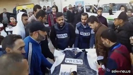 I funerali del giornalista ucciso in un raid al campo di Nuseirat