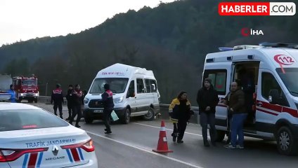 Télécharger la video: Akıllara durgunluk veren kaza, minibüs kağıt gibi yırtıldı: 1 ölü, 4 yaralı