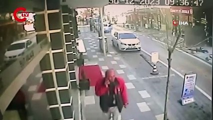 Saniye saniye kaydedildi: Bina yıkımında facianın eşiğinden dönüldü!