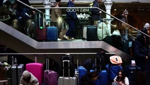 Flooding Causes Cancellation of Fourteen Trains, Stranding Holiday Travelers || Short News