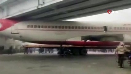 Hindistan'da ilginç olay: Uçağı taşıyan kamyon köprüye sıkıştı!