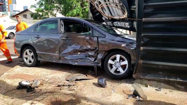 Forte colisão na Rua Rui Barbosa deixa veículos destruídos