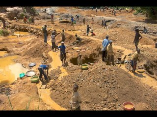 Dr Biruta yasubije amahanga yikoma u Rwanda, avuga ko bakurikiye ubukungu n'umutungo kamere muri RDC