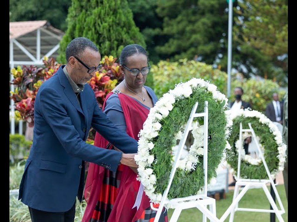 Perezida Kagame na Madamu Jeannette Kagame bunamiye Intwari z’Igihugu