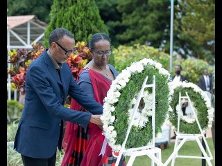 Perezida Kagame na Madamu Jeannette Kagame bunamiye Intwari z’Igihugu