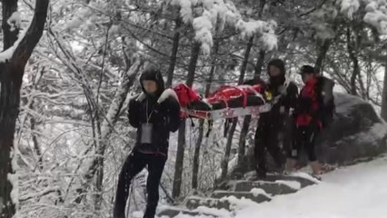눈 내린 산에서 넘어져 골절...60대 남성 구조 / YTN