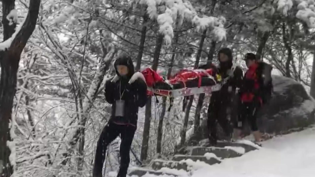 눈 내린 산에서 넘어져 골절...60대 남성 구조 / YTN