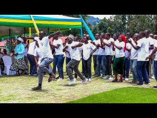 Abahoze muri FDLR bahawe ibikoresho by'imyuga, biyemeza guhangana n'uzakinisha umutekano w'u Rwanda
