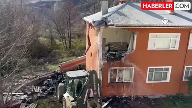 İkinci kattaki evin duvarına kamyon çarptı