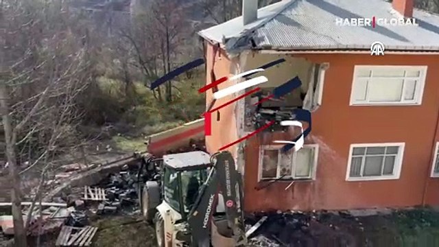 Yok böyle kaza! Kontrolden çıkan kamyon metrelerce uçup ikinci kattaki daireye girdi