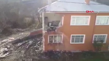 Kamyon 10 metreden evin üzerine uçtu; sürücü yaralandı