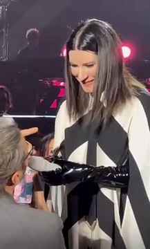 Laura Pausini contro lo spettatore distratto, concetto interrotto Ti annoio