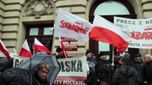 Kraków - manifestacja zwolenników PiS w obronie mediów