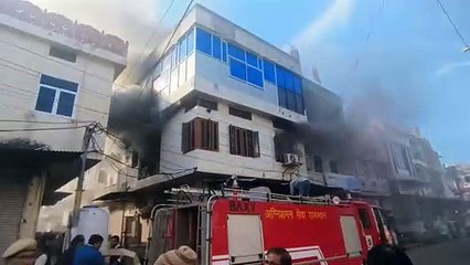 घनी आबादी के बीच मकान में लगी भीषण आग, लाखों का नुकसान