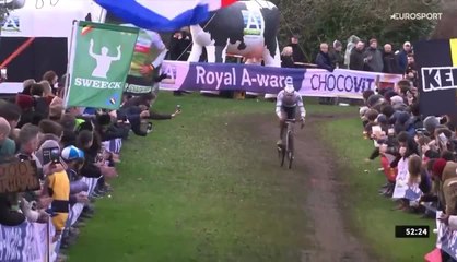 Scène ahurissante au cyclo-cross de Hulst: Mathieu Van der Poel crache sur un spectateur (vidéo)