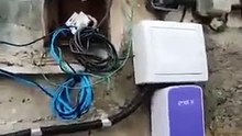 Carro eltrico  visto a carregar na rua numa wallbox domstica ligada a uma instalao clandestina