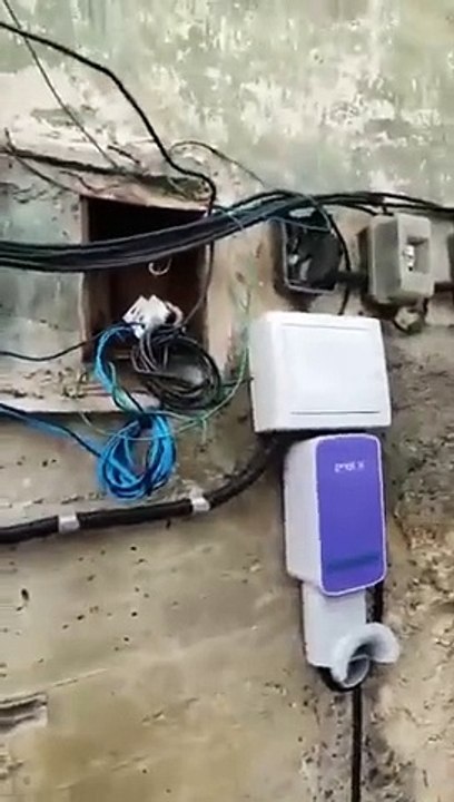 Carro eltrico  visto a carregar na rua numa wallbox domstica ligada a uma instalao clandestina