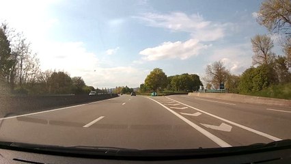 Nouvelle méthode de conduite, on ne met pas le clignotant, mais on passe la tête par la fenêtre