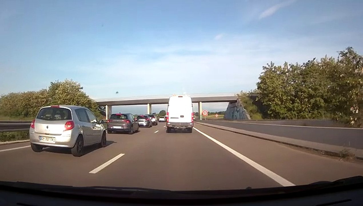 FV177GZ gros chauffard qui me dépasse alors que je mettais les warning pour signaler un enbouteillage