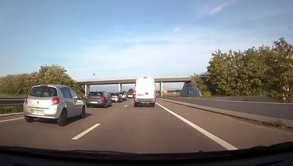 FV177GZ gros chauffard qui me dépasse alors que je mettais les warning pour signaler un enbouteillage