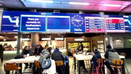 عاصفة بريطانية تفسد احتفالات أوروبيين برأس السنة