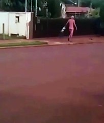 Homem é flagrado andando pelado em rua no Matro Grosso do Sul