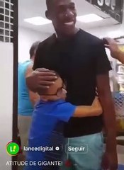 Jogador ex-Bahia presenteia filho de funcionário de um mercado com videogame; assista