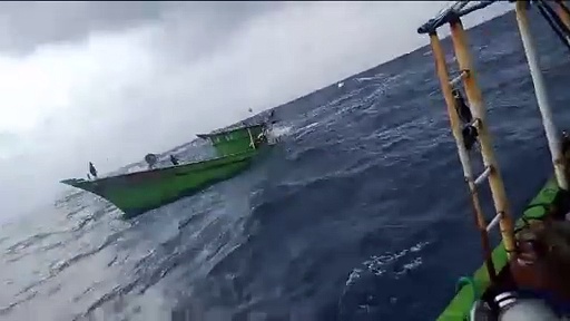 சூறைக்காற்றில் சிக்கி கடலில் மூழ்கிய விசைப்படகு.. உயிருக்கு போராடிய மீனவர்கள்-  வெளியான வீடியோவால் பரபரப்பு