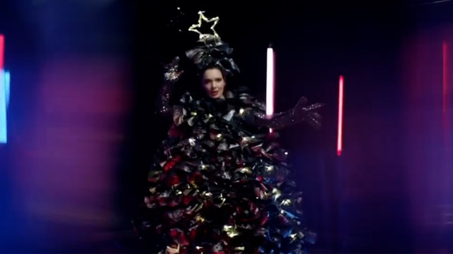 Nil Karaibrahimgil yılbaşı ağacı oldu, yeni yıl ‘temenni’sinde bulundu