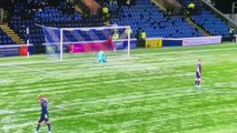 İZLE | İskoçya'da inanılmaz olay! Kaleci öyle bir gol attı ki...