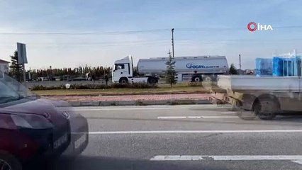 Konya'da yola çıkan eşeklere tırın çarptığı anlar güvenlik kamerasında